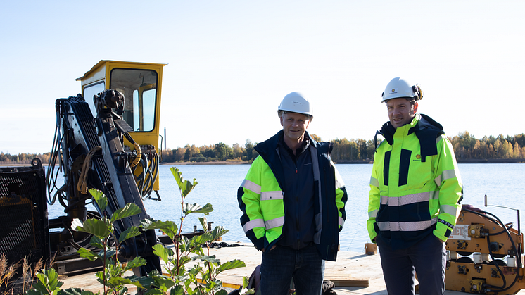 Anders Åkesson, elnätschef Karlstads El- och Stadsnät och Mattias Göthlin, projektledare Karlstads El- och Stadsnät står på en ponton i Kroppskärrssjön.