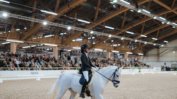 Tea-Lie Jernkrook och Ängvaktarns Eye Catcher från Tranås Ridklubb red hem seger i Agria Pony Trophy - Kval -  Kategori B framför fulla läktare