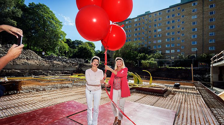 Kommunstyrelsens ordförande Ann-Sofie Hermansson och Agneta Kores, VD Stena Fastigheter Göteborg släppte upp röda ballonger 14 våningar upp – lika högt som de nya husen kommer att bli.