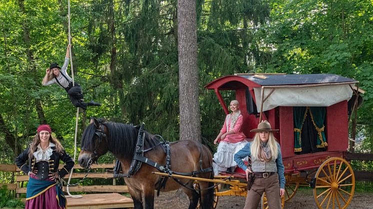 Inför sommaren introducerar High Chaparral ett nytt kringresande cirkussällskap och kvällsunderhållning. 