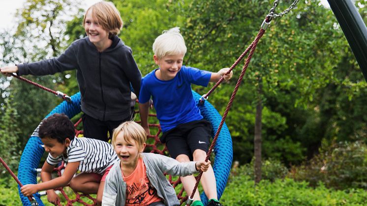 En kompisgunga, liknande den på bilden, kommer att finnas som alternativ till den nya giftfria gungsitsen som lokalförvaltningen monterar med start i höst på Göteborgs förskolegårdar. Foto: Marit Lissdaniels