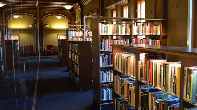 Schillerskas bibliotek ligger i skolans unika aula. Foto: John Ljungqvist