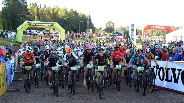 Starten av damernas tävlingsklass i Cykelvasan 90 i Berga by, Sälen, 2016-08-13 kl 07.30