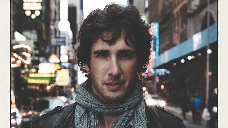 Josh Groban kommer på blixtvisit till Sverige för ett gästframträdande i Skavlan på SVT och en skivsignering på Åhlens City torsdagen den 9/12 kl. 17.00.