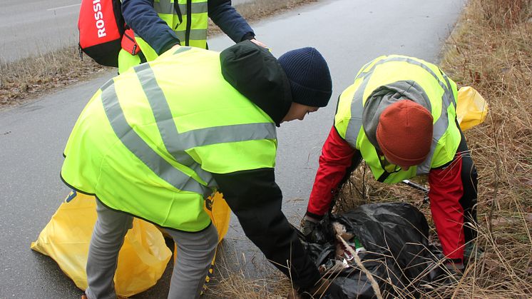 Idrottsföreningar städar upp längs Nackas cykelbanor