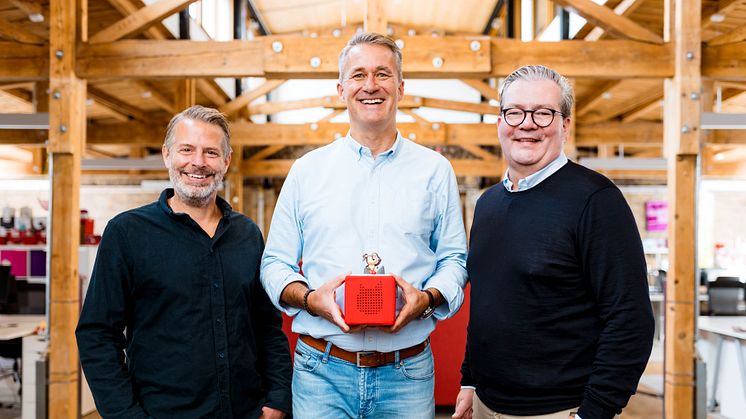 tonies-Gründer Patric Faßbender (links) und Marcus Stahl (rechts) übergeben an neuen CEO Tobias Wann