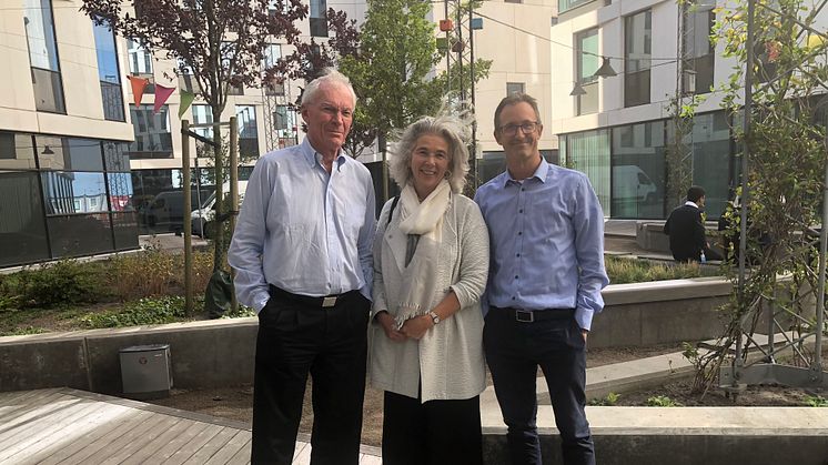 Professor Robert Burgelman, Margot Sutherland och BoKloks FoU-chef Jerker Lessing utanför BoKloks kontor i Malmö