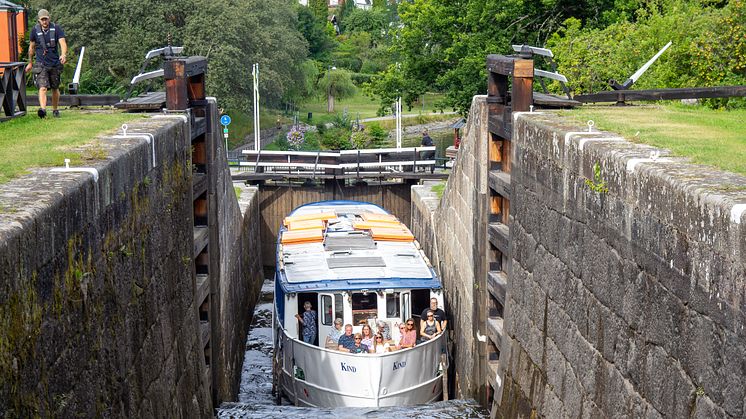 150-årsjubilerande Kinda kanal var ett av Linköpings dragplåster i sommar. På bilden M/S Kind som går igenom Tannefors slussar. Foto: Visit Linköping & Co