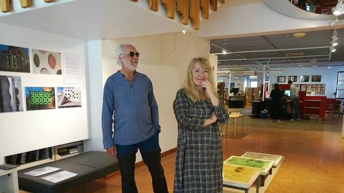 Rainer Hickisch och Maria Ängquist Klyvare på vernissagen av utställningen ”Inåt” på Lindesbergs stadsbibliotek.