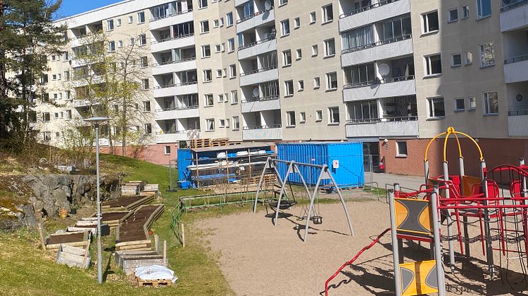 I Storvreten har nu över 1000 av Botkyrkabyggens lägenheter genomgått stambyte. Bilden visar ett hus där stambyte pågår på Passvägen.