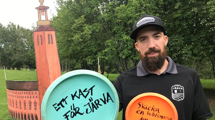 Före finalen i Stockholm Discgolf Open på söndag kommer spelare och järvabor att kasta sina discar i stadshuskorgen med krav på att rädda parken. Simon Lindgren håller i manifestationen.