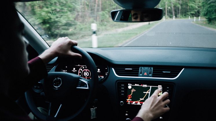 Bereits wenige Sekunden Ablenkung haben starke negative Auswirkung: Zwei Sekunden Ablenkung bei 80km/h bedeuten 40 Meter Blindflug.