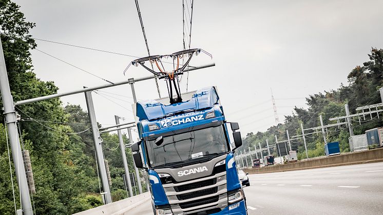 Scania R 450 Oberleitungs-Lkw auf der A5-Teststrecke bei Frankfurt.