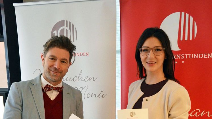 Clemens Lutz (Geschäftsführer der Kochsternstunden) und Daniela Undeutsch (Sachsens Weinkönigin) stellen die Kochsternstunden vor 