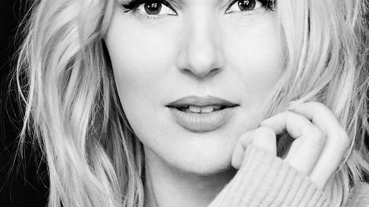 Sanna Nielsen firar 20 år som artist med nya singeln ”Dansar Bort Med Någon Annan”