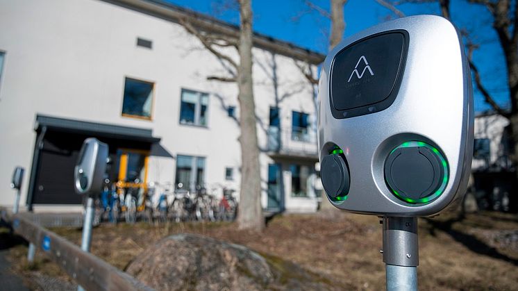 Laddstationen Charge Amps Aura, med vilken man kan ladda två bilar samtidigt med upp till 22 kW per uttag, kompletterat med effektvakten Amp Guard.