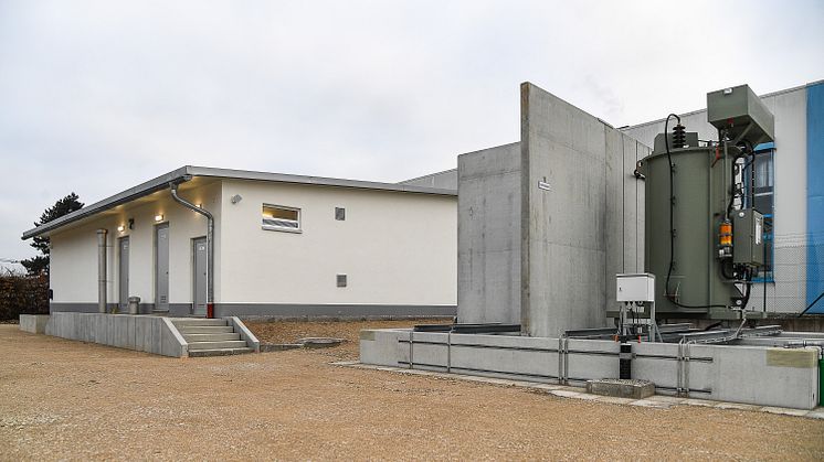 Sowohl die neue Schaltanlage als auch die Sekundärtechnik kommen im Umspannwerk Dillingen jetzt in einem modernen Gebäude zusammen. (LVN / Thorsten Franzisi)