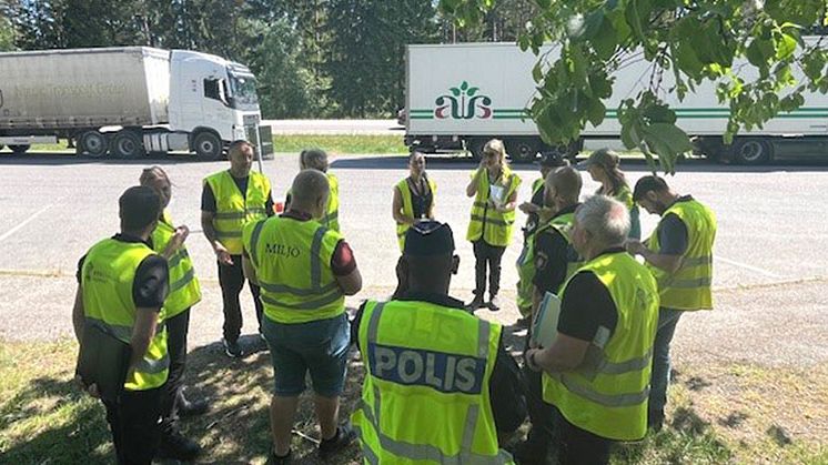 Vid mötet i Borås genomfördes samordnade kontroller av avfallsbrottslighet. Förutom kommunerna deltog polis, Arbetsmiljöverket och Länsstyrelsen som har rollen att stötta samarbetet. Foto: Yusra Moshtat, Länsstyrelsen.