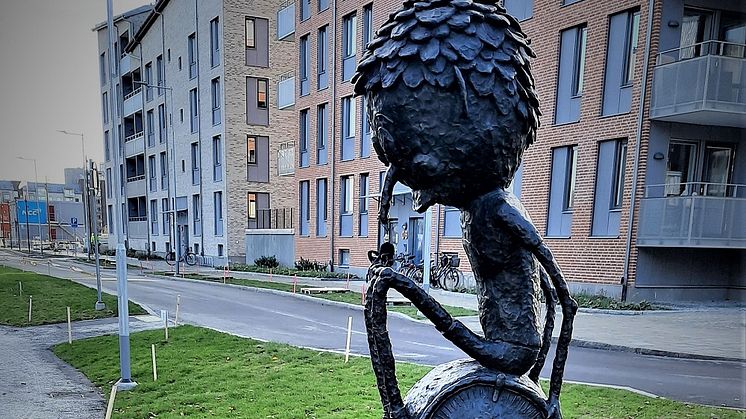 Joakim Ojanens koknstverk "Tidsresenären" i Kajstaden på Öster Mälarstrand, Västerås. Foto: västerås konstmuseum