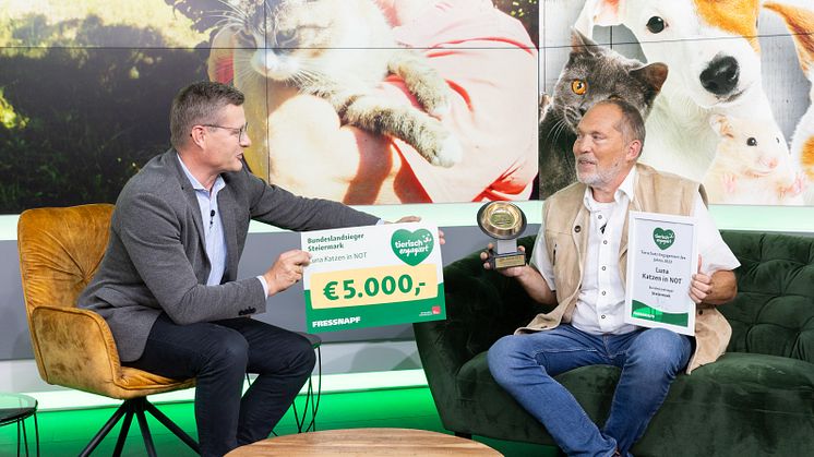 Steirisches Tierschutz-Engagement des Jahres: Hermann Aigner, Geschäftsführer Fressnapf Österreich, übergibt den Goldenen Fressnapf an Fritz Neuhofer vom Verein Luna Katzen in NOT.