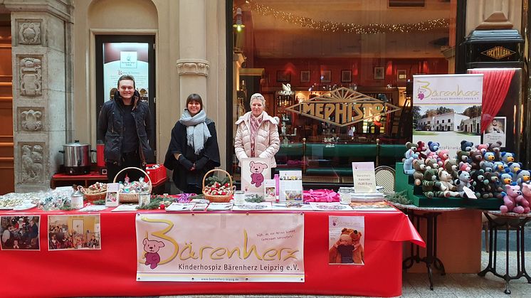 Bärenherz Weihnachtsstand in der Mädler-Passade vor der Mephisto-Bar