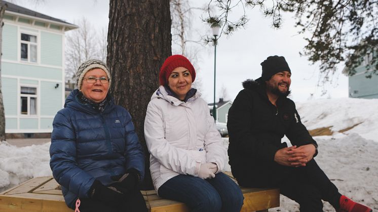 En gång i veckan möts medlemmarna i Hej Främling! och Inlöparna utanför badhusets entré för att tillsammans springa eller promenera en runda.