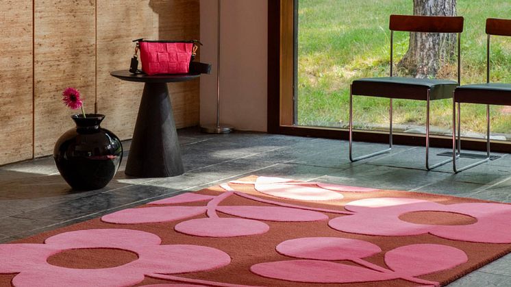 Designet Sprig Stem paprika er et friskt fargeinnslag i rommet. Mønsteret i høy og lav luv tilfører dybde og tekstur.