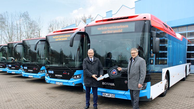 Horst Schauerte (li.), Vorstand des Verkehrsunternehmens Wartburgmobil gkAöR, und Jens Ludwigkeit (re.), Key Account Manager bei Scania Deutschland.