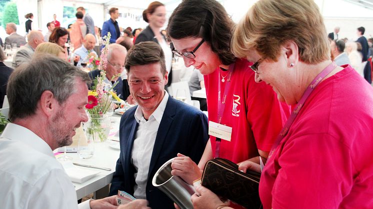 Jens Kesseler, Lars Dietterle und die ehrenamtlichen Bärenherz-Mitglieder Laura Herkner und Irene Krapf