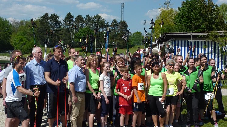 Olympia-Silbermedaillengewinner Peter Schlickenrieder (links) motivierte die Teilnehmer vor dem Start auf der Wegstrecke.