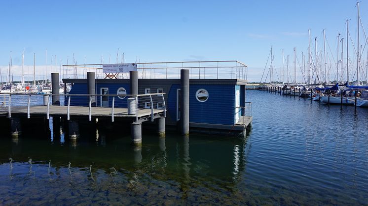 Das Coworking Schiff "Klönship" liegt im Yachthafen Burgtiefe auf Fehmarn ©Tourismus-Service Fehmarn Lina Rotte