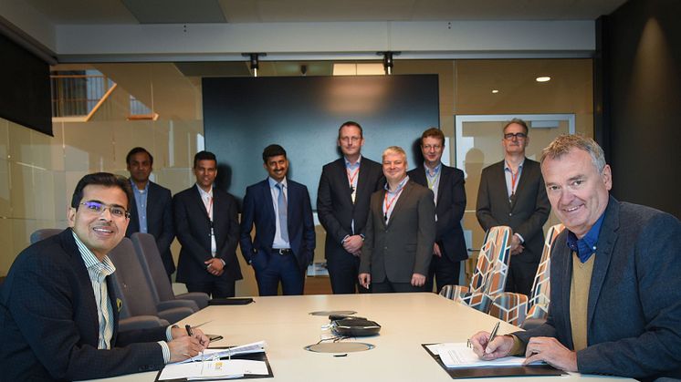 Amit Bajaj, TCS:n Euroopan-johtaja ja Morten Stødle, Posten Norgen IT- ja digitalisaatiojohtaja allekirjoittavat sopimuksen yhteistyön laajentamisesta. (Kuva: Birger Morken)