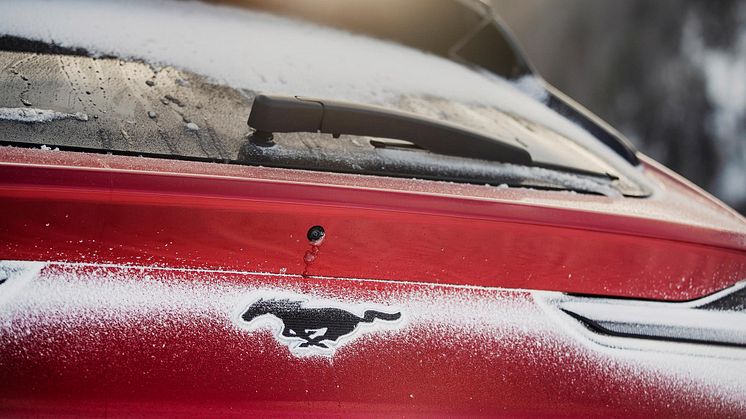 Sok elektromos autó nem szereti a hideget, de ha odafigyelünk pár dologra, a Mustang Mach-E télen is a maximumot nyújtja.