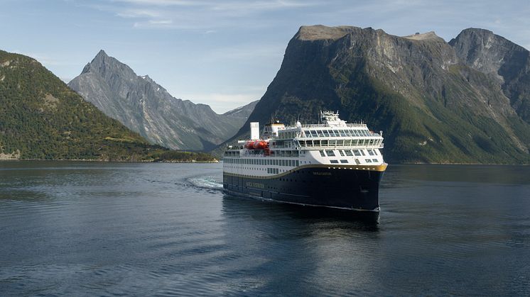 Havila Castor seilte inn Hjørundfjorden for første gang fredag, og det helt utslippsfritt.