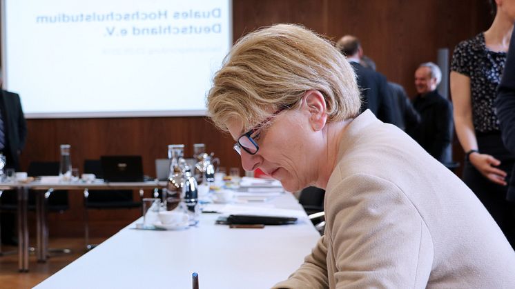Pressefoto: Prof. Dr. Ulrike Tippe unterschreibt die Satzung des Verbandes Duales Hochschulstudium Deutschland. (Bildrechte: Sylke Schumann / HWR Berlin)