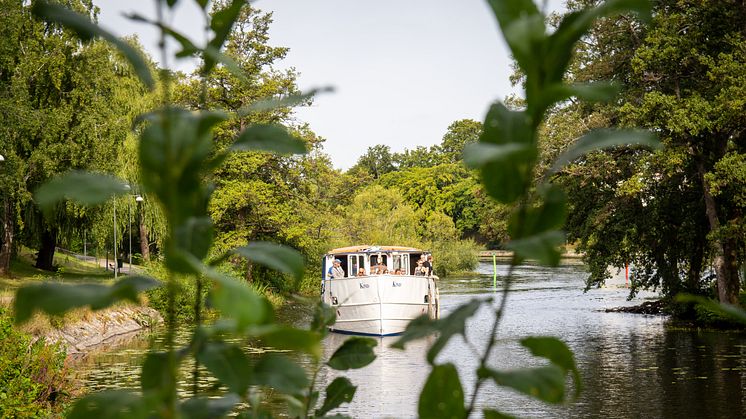 4 och 5 september genomförs nio guidade jubileumsturer på Kinda kanal med M/S Kind. Foto: Visit Linköping