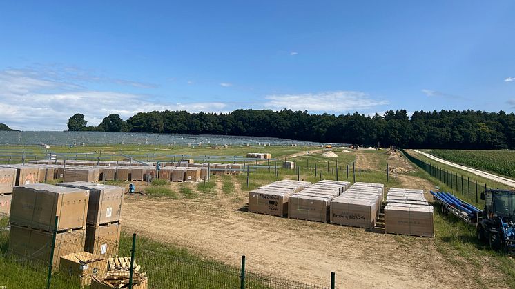 Bei Ammerfeld, einem Ortsteil des Markts Rennertshofen, ist der Bau einer Photovoltaik (PV)-Freiflächenanlage der Lechwerke (LEW) angelaufen.