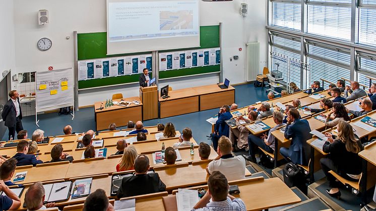 Prof. Dr.-Ing. Jörg Reiff-Stephan (vorn links) war Co-Moderator im Panel „Optimierung von Geschäftsprozessen“.