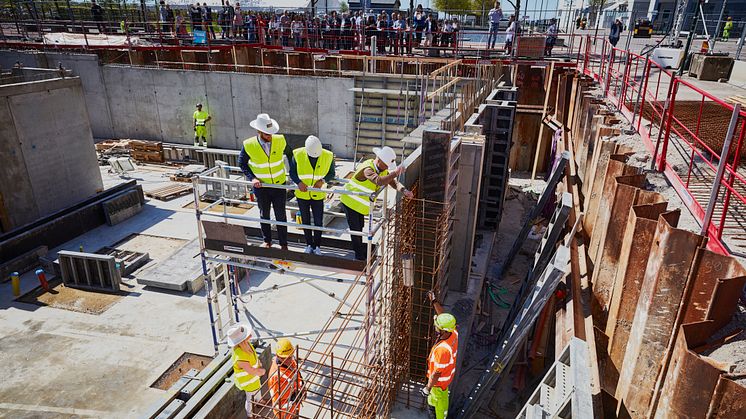 Den 5 maj genomfördes en symbolisk byggstart. En tidskapsel gjöts in i grunden av byggnaden. 