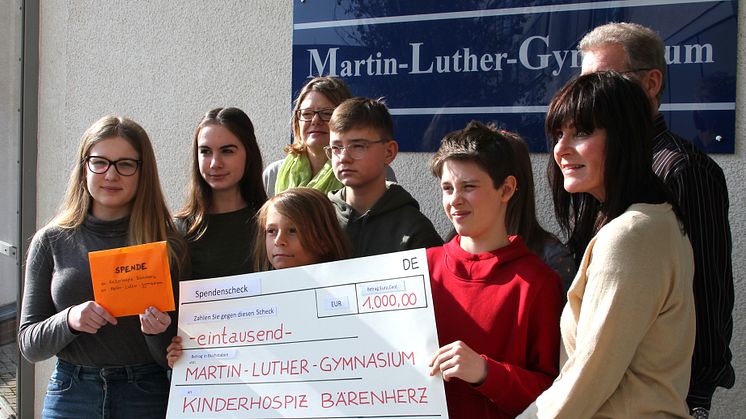 Stolz präsentieren die Schüler des Harthaer Gymnasiums gemeinsam mit der Englischlehrerin Katja Hoffmann, dem Schulleiter Lothar Weisheit und Mona Meister vom Kinderhospiz Bärenherz (re) den Spendenscheck 