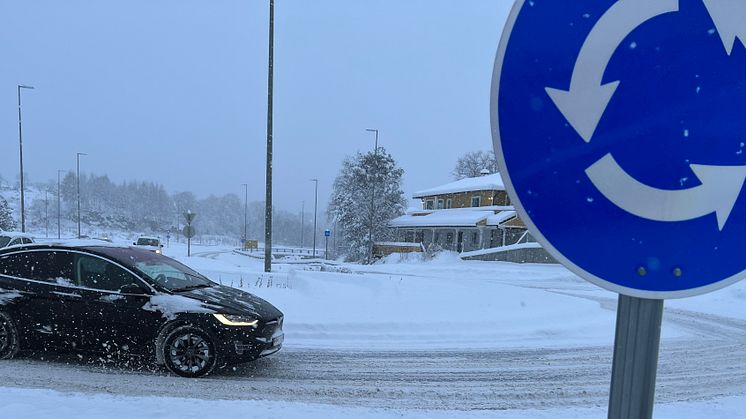 Tilpass farten etter forholdene og hold god avstand til bilen foran er gode råd fra Gjensidige. Foto Gjensidige 