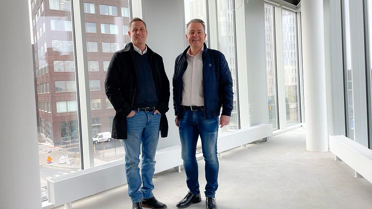 VD, Mikael Holmqvist (tv) och Head of Sales & projects, Tobias Henriksson (th) på besök i lokalen.