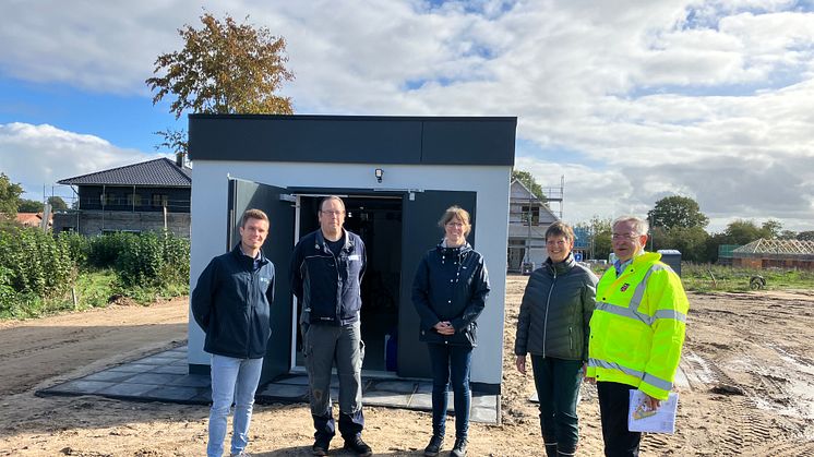 Henrik Petersen, Manuel Bartsch, Sarah-Maria Kubik, Dr. Gerta Gerdes (HanseWerk Natur) und Bürgermeister Holger Bajorat vor der neuen Heizzentrale des B-Plans Kräuterpark in Stolpe.