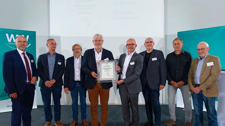 Sonderpreis für Sintfeld Stiftung (v.l.): Bad Wünnenbergs Bürgermeister Christian Carl, Jurymitglied Heinz-Jörg Heinemann, Hermann Weitekamp, Peter Gödde, Andreas Speith, Westfalen Weser, Dieter Böddeker, Gisbert Henkel und Erhard Weitekamp.