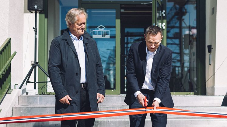 Byård Arild Hermstad gjenåpner Sporveiens trikkebase på Holtet sammen med konsernsjef i Sporveien Cato Hellesjø. Foto: Katrine Holland/Sporveien.