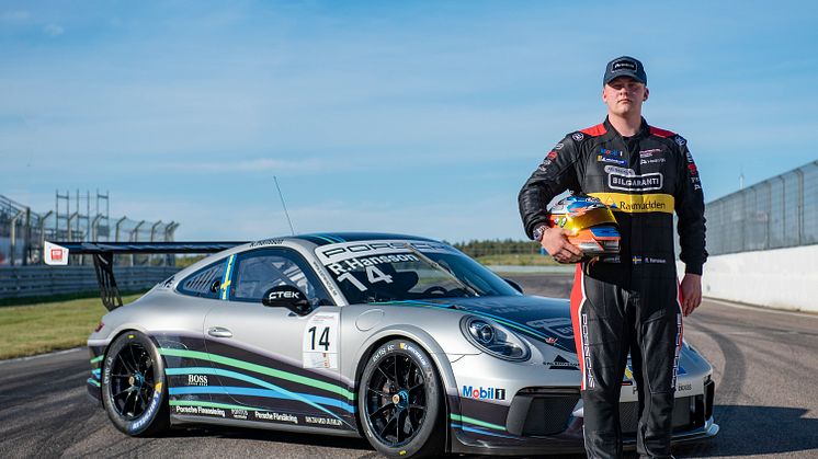 Robin Hansson tog tre segrar av fyra möjliga under årets två första tävlingshelger i Porsche Carrera Cup Scandinavia. Nu får han visa vad han kan i Porsche Mobil 1 Supercup
