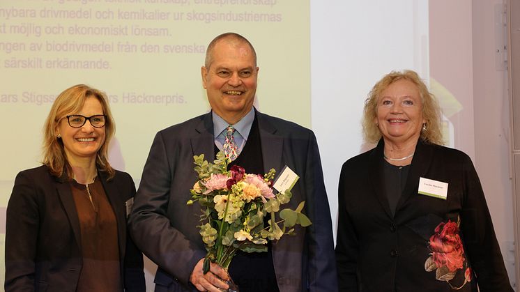 Karin Medin (till vänster), ordförande i Svebio och Cecilia Häckner (till höger), dotter till Jan Häckner, överlämnade Jan Häckners bioenergistipendium till Lars Stigsson, grundare av Sunpine. 
