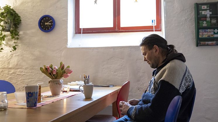 Jan Spruijt tillbringar mycket tid i Bostad Försts lokaler. Här dricker han kaffe och pratar med andra i samma situation.