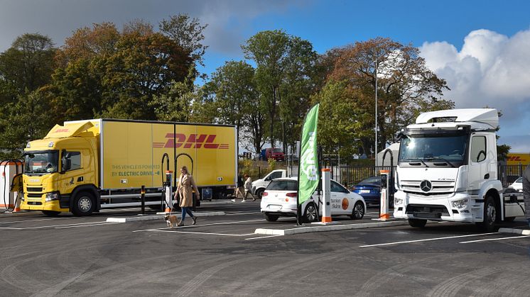 Den nya laddparken har 22 laddpunkter som alla är anpassade för tunga lastbilar.