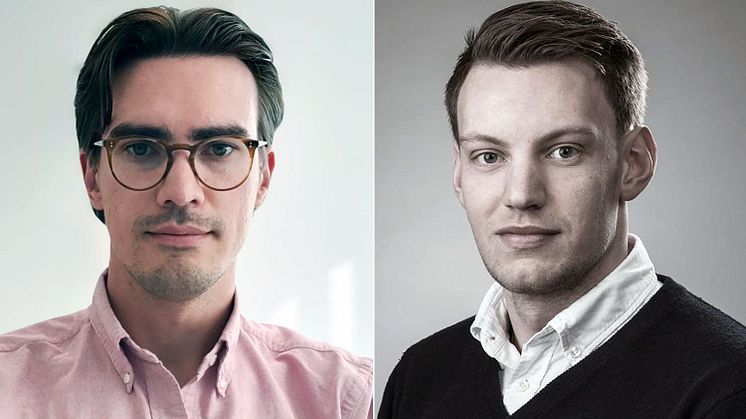 Alexander Köhler (t v) och Johan Rydholm (t h) tilldelas utmärkelsen Bästa examensarbete i fastighetsekonomi 2021.